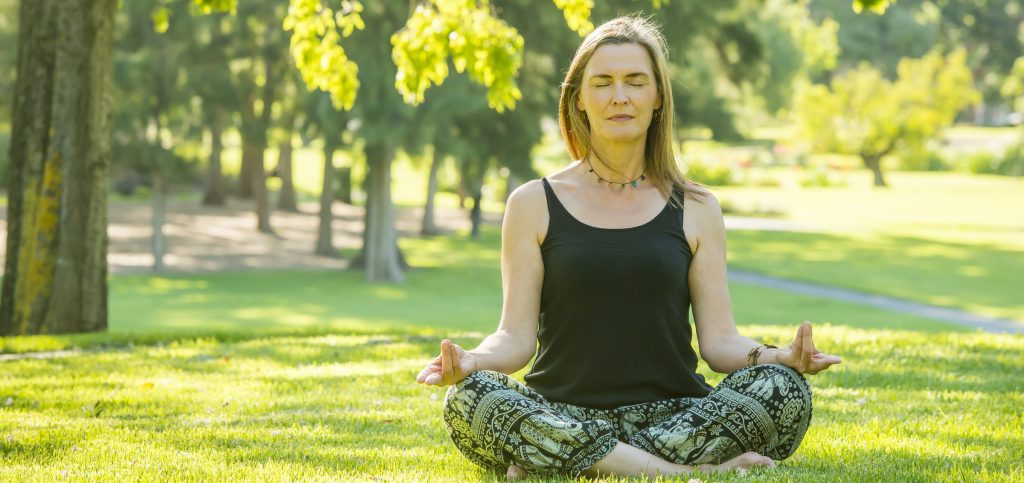 Lisa Fabry Nutrition & Yoga Therapy woman meditating in park
